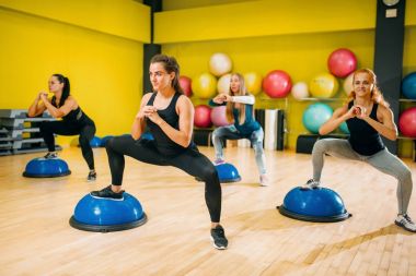 bosu topları ile egzersiz kadınlar