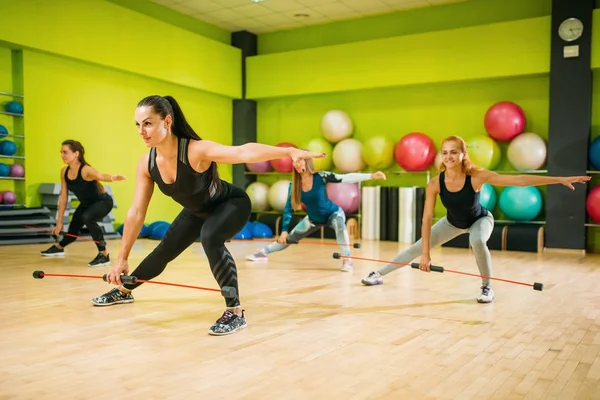 Frauen turnen am Stufenbarren — Stockfoto