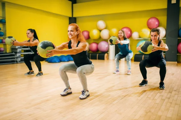 Sportovní ženy na fitness cvičení — Stock fotografie