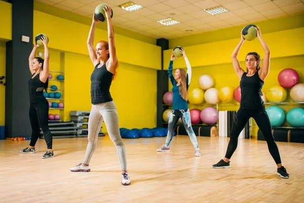 Donne atletiche all'allenamento di fitness — Foto Stock