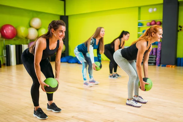 Mujeres felices en el entrenamiento de fitness con bolas — Foto de Stock