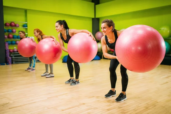 Mujeres sonrientes en el entrenamiento de fitness — Foto de Stock