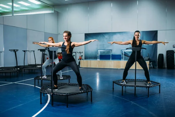 Femmes faisant de l'exercice sur des trampolines — Photo