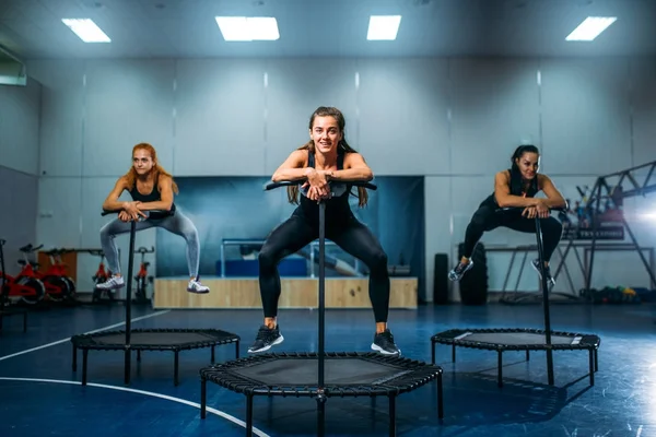 Mulheres exercitando em trampolins — Fotografia de Stock