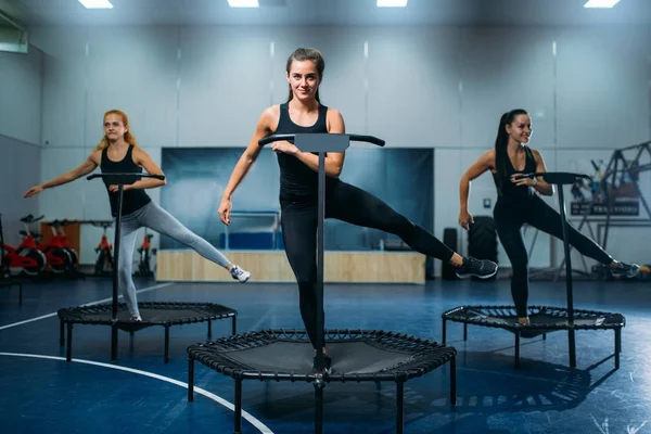 Mulheres exercitando em trampolins — Fotografia de Stock