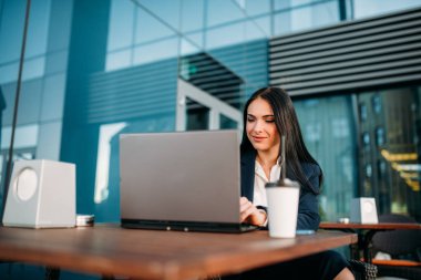 çekici genç iş kadını