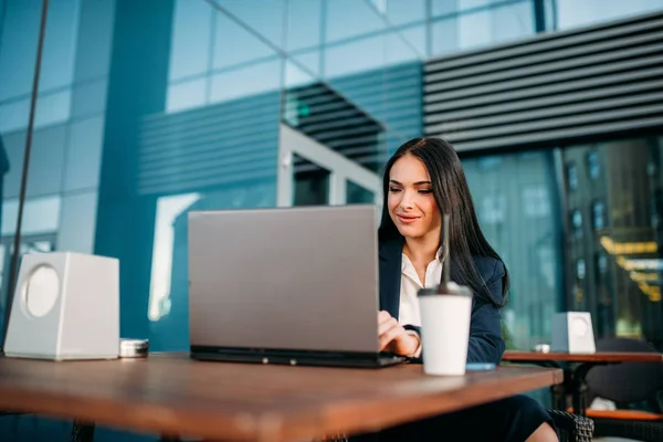 Young attractive businesswoman — Stock Photo, Image