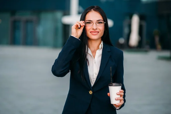 Portrait de jeune femme d'affaires séduisante — Photo