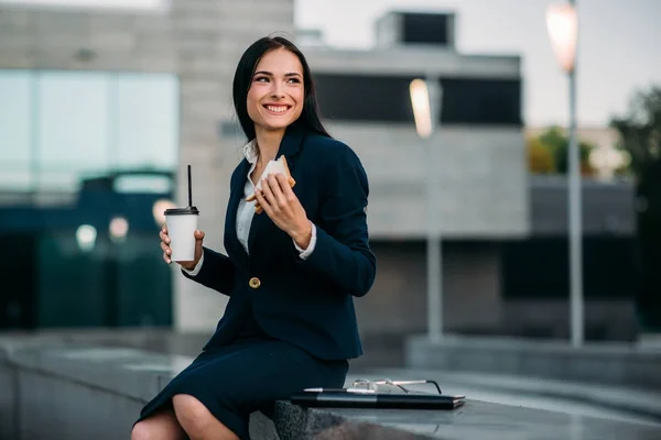 Young attractive businesswoman — Stock Photo, Image