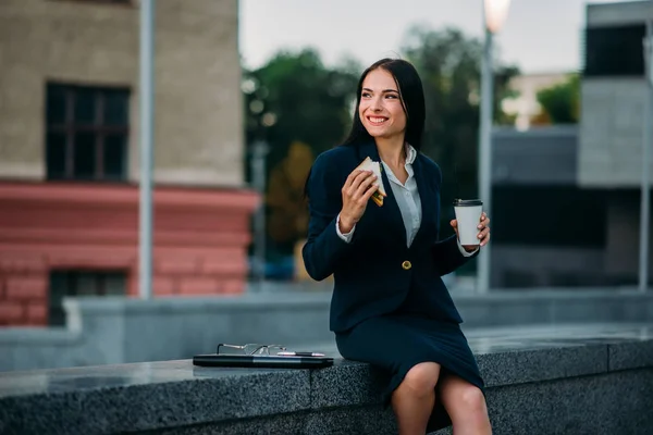 Young attractive businesswoman — Stock Photo, Image