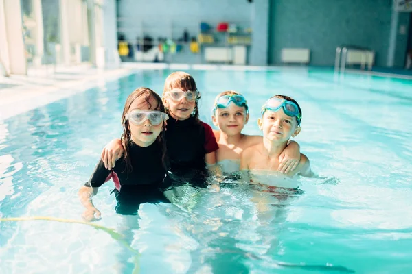 Crianças amigáveis na piscina — Fotografia de Stock