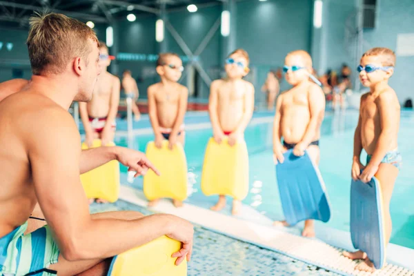 Instructor de formación de niños en la piscina —  Fotos de Stock