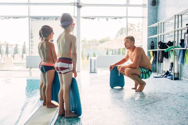 Instruktor trainiert Kinder im Pool — Stockfoto