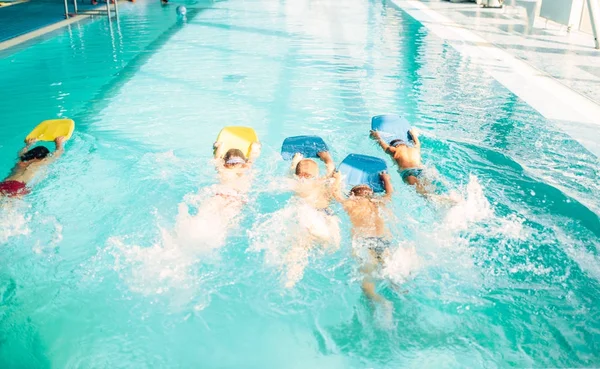 Meninos nadando na piscina — Fotografia de Stock