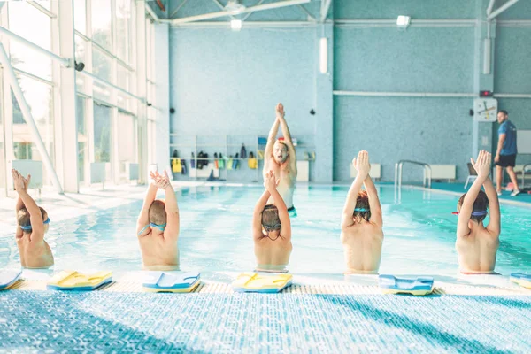Instructor entrenamiento chicos en piscina —  Fotos de Stock