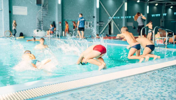 Meninos se preparando para mergulhar na piscina — Fotografia de Stock