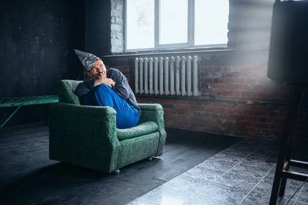 Uomo in lamina casco guardando la tv — Foto Stock