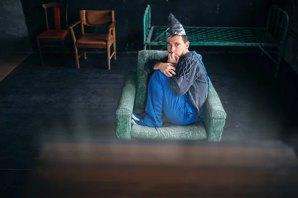 Homme en feuille casque regarder la télévision — Photo