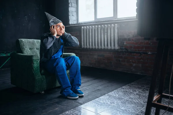 Homme en feuille casque regarder la télévision — Photo