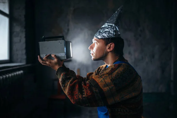 Hombre Asustado Casco Papel Aluminio Viendo Televisión Habitación Oscura Abandonada — Foto de Stock