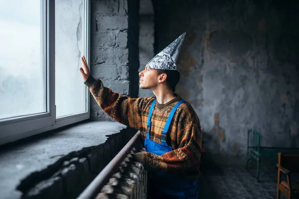 Hombre paranoico en gorra de papel de aluminio — Foto de Stock