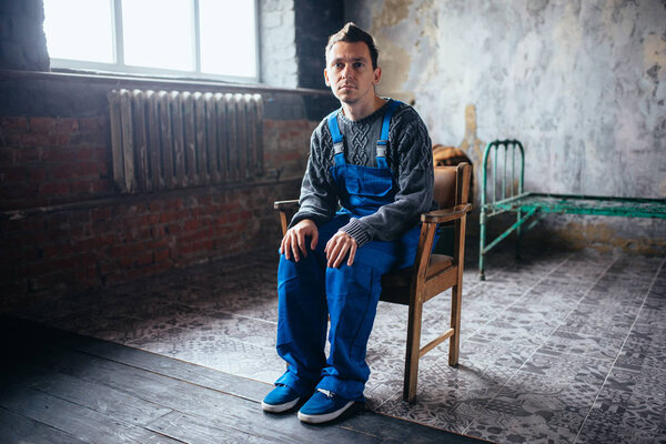 психически больной молодой человек
 