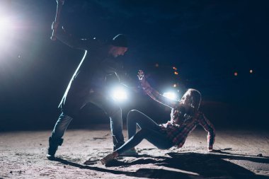 Beysbol sopası ile seri manyak araba geceleri ışık karşı kadın kurban öldürmek deneyin. Korku, kanlı katil