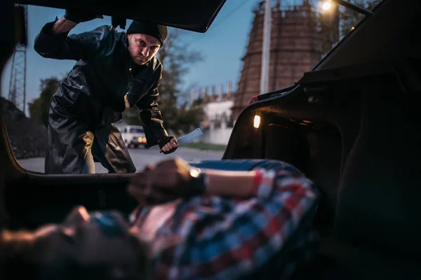 Seriële Maniak Zijn Vrouwelijke Slachtoffer Auto Kofferbak Haar Mond Handen — Stockfoto