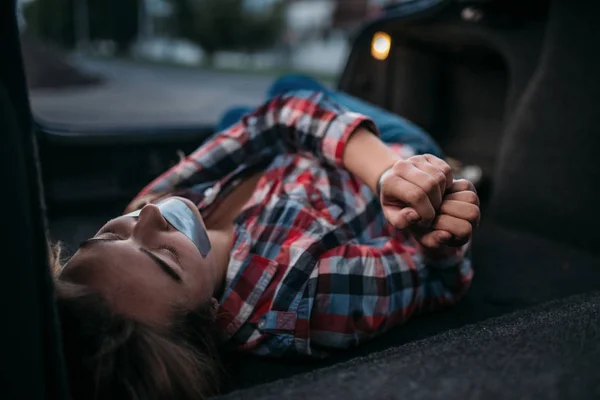 Vrouwelijke Slachtoffer Van Maniak Auto Kofferbak Mond Handen Verzegeld Met — Stockfoto