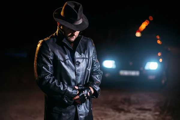 Seriële Maniak Zwart Lederen Jas Hoed Auto Verlichting Nachts Achtergrond — Stockfoto