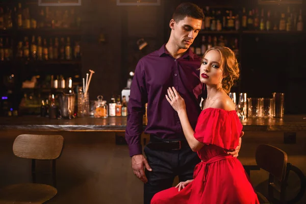 Žena flirtuje s mužem v nočním klubu — Stock fotografie