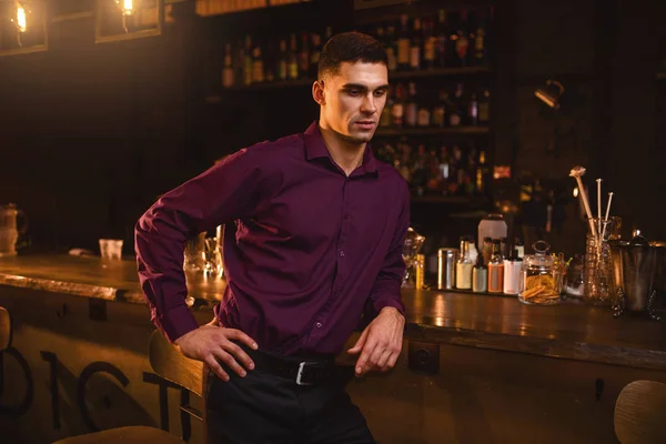 Hombre elegante de pie en el mostrador de bar — Foto de Stock