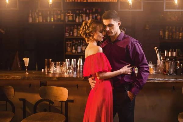 Žena flirtuje s mužem v nočním klubu — Stock fotografie