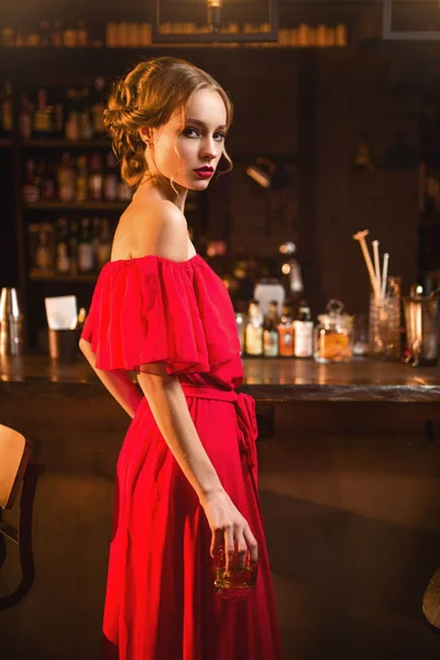Jeune femme au comptoir du bar — Photo