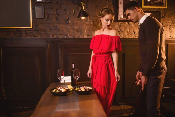 Pareja Amor Joven Restaurante Cita Romántica Mujer Elegante Vestido Rojo — Foto de Stock