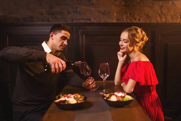 Pareja de amor joven en el restaurante — Foto de Stock