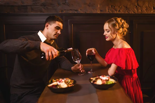 Jovem casal amor no restaurante — Fotografia de Stock