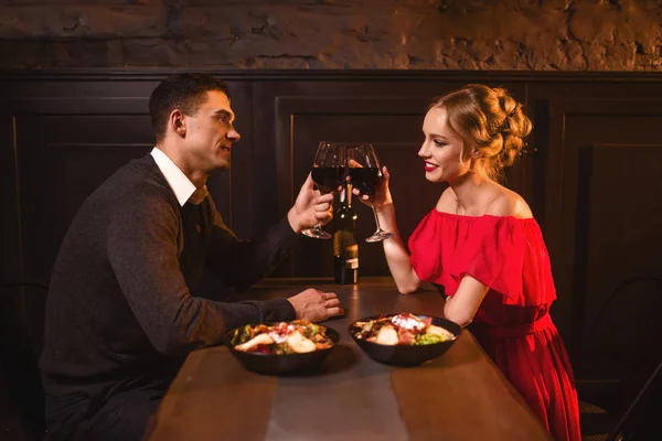 Pareja Amor Joven Restaurante Cita Romántica Mujer Elegante Vestido Rojo — Foto de Stock