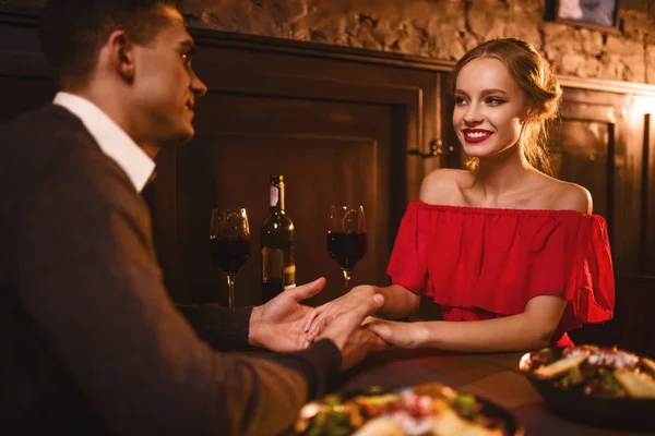 Casal Amor Jovem Restaurante Encontro Romântico Mulher Elegante Vestido Vermelho — Fotografia de Stock