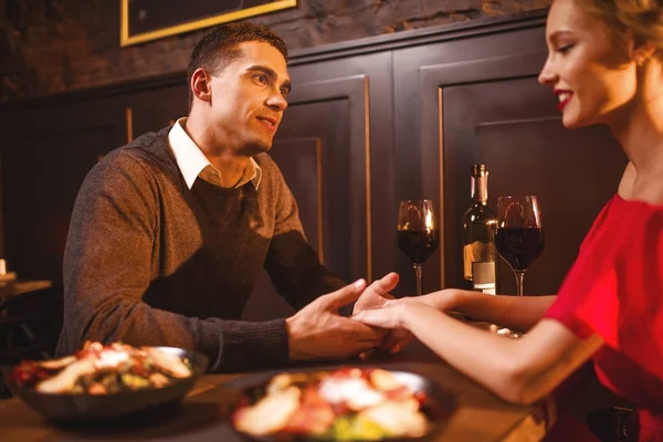 年轻的情侣在餐厅 浪漫的约会 典雅的妇女在红色礼服和英俊的人用餐 — 图库照片