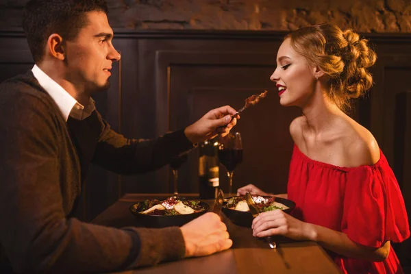 Casal Amor Jovem Restaurante Encontro Romântico Mulher Elegante Vestido Vermelho — Fotografia de Stock