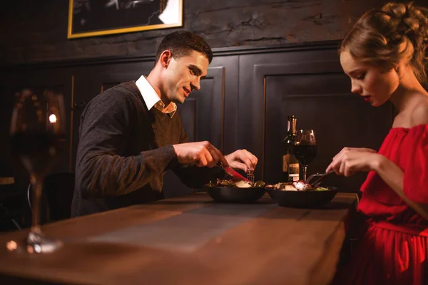 Pareja Amor Joven Restaurante Cita Romántica Mujer Elegante Vestido Rojo —  Fotos de Stock