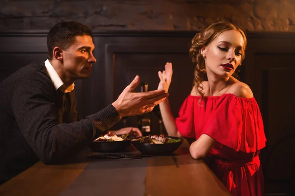 Spor Mladý Pár Restauraci Špatné Romantické Rande Elegantní Žena Červených — Stock fotografie