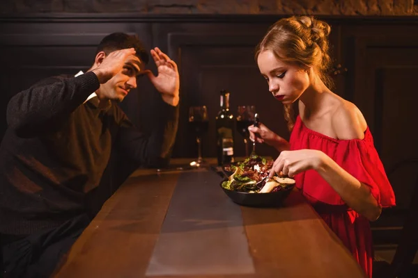 Διαμάχη Του Νεαρό Ζευγάρι Στο Εστιατόριο Κακή Ρομαντική Ημερομηνία Κομψή — Φωτογραφία Αρχείου