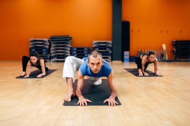 spor salonunda egzersiz, kadın yoga grup eğitimi dersi ile egzersiz germe