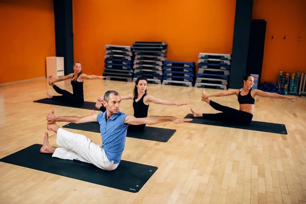 Gleichgewichtsübungen Yoga Gruppentraining Mit Trainer Workout Fitnessstudio — Stockfoto