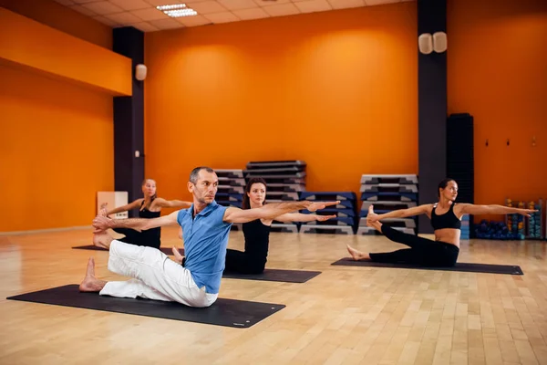 Dehnübungen Weibliches Yoga Gruppentraining Mit Trainer Workout Fitnessstudio — Stockfoto