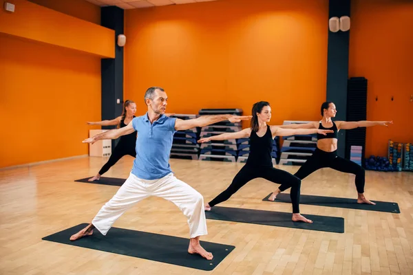 Stretching Motion Kvinnliga Yoga Gruppträning Med Instruktör Träning Gym — Stockfoto