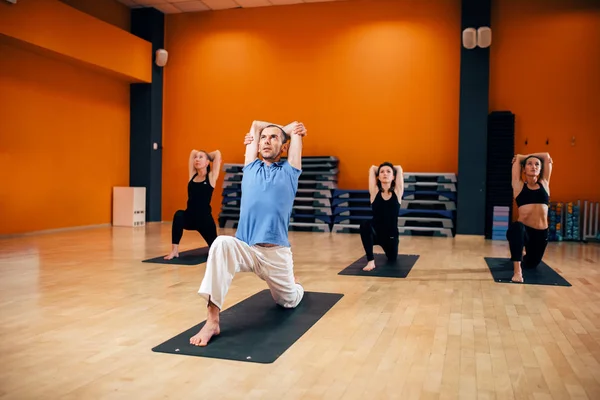 Dehnübungen Weibliches Yoga Gruppentraining Mit Trainer Workout Fitnessstudio — Stockfoto