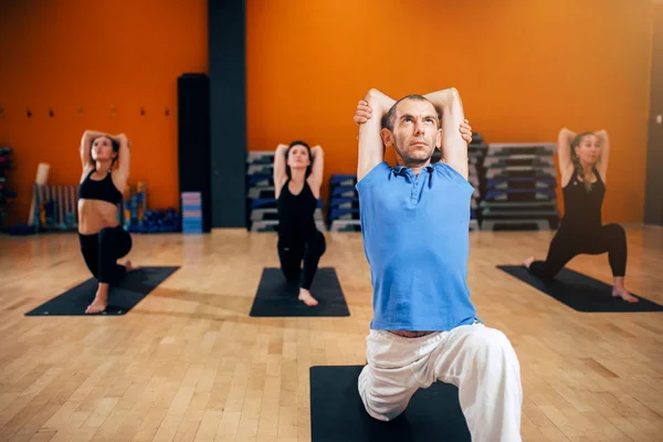 Treino Ioga Grupo Feminino Com Instrutor Treino Ginásio Yogi Exercício — Fotografia de Stock